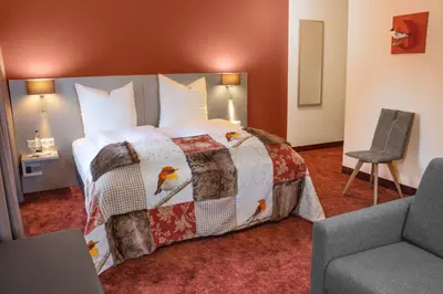 Ein Bett oder Betten in einem Zimmer der Unterkunft Hotel zum Fischer