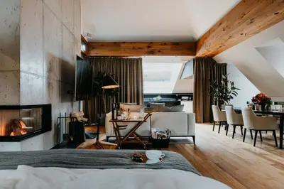 Ein Sitzbereich in der Unterkunft DO & CO Hotel München