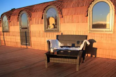 Ein Balkon oder eine Terrasse in der Unterkunft Schmidis Igluhuts im Pfaffenwinkel - Tiny House 1