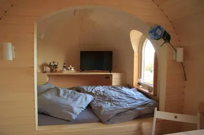 Ein Bett oder Betten in einem Zimmer der Unterkunft Schmidis Igluhuts im Pfaffenwinkel - Tiny House 2