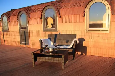 Ein Balkon oder eine Terrasse in der Unterkunft Schmidis Igluhuts im Pfaffenwinkel - Tiny House 2