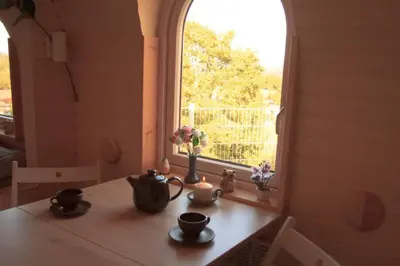 Ein Balkon oder eine Terrasse in der Unterkunft Schmidis Igluhuts im Pfaffenwinkel - Tiny House 2