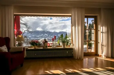 Ein allgemeiner Bergblick oder ein Berglick von der Ferienwohnung aus