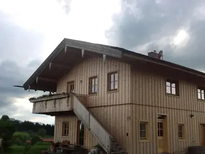 Das Gebäude in dem sich der Bauernhof befindet