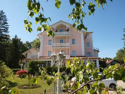 Ein Garten an der Unterkunft Hotel Villa Sisi