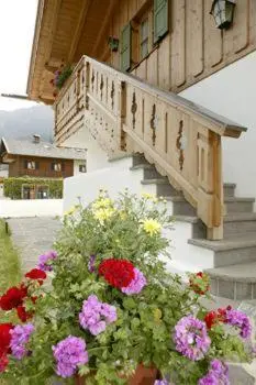 Ein Garten an der Unterkunft Gästehaus Bernhard