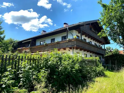 Das Gebäude in dem sich die Ferienwohnung befindet