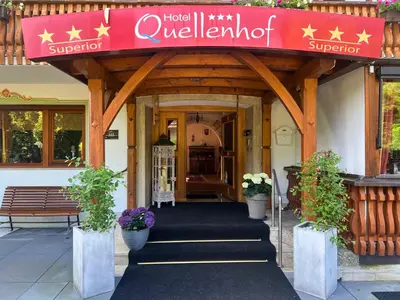 Eine Fassade oder ein Eingang zu Hotel Quellenhof