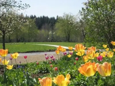 Ein Garten an der Unterkunft Haus an der Therme