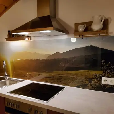 Ein allgemeiner Bergblick oder ein Berglick von des Bauernhofs aus