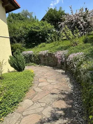 Ein Garten an der Unterkunft meywohnen Bad Endorf