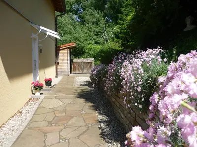 Ein Garten an der Unterkunft meywohnen Bad Endorf