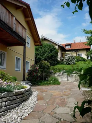 Ein Garten an der Unterkunft meywohnen Bad Endorf