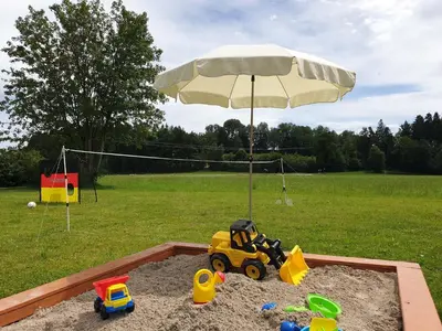 Ein Kinderspielbereich in der Unterkunft Rinser See-Hof