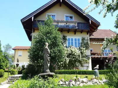 Ein Garten an der Unterkunft Ferienwohnung Linde