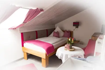 Ein Bett oder Betten in einem Zimmer der Unterkunft Gästehaus Sattlerhof