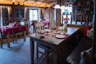 Ein Restaurant oder anderes Speiselokal in der Unterkunft Gästehaus Sattlerhof