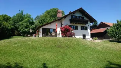 Ein Garten an der Unterkunft Ferienhaus am Chiemsee