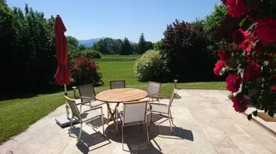 Ein Garten an der Unterkunft Ferienhaus am Chiemsee