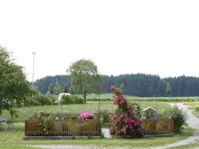 Ein Garten an der Unterkunft Beim Wagner