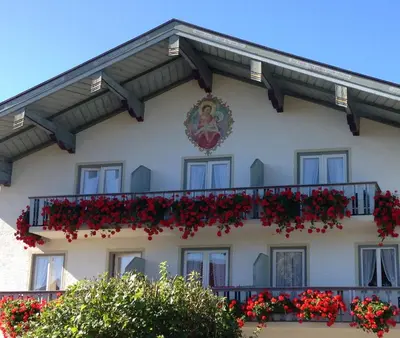 Das Gebäude in dem sich der Bauernhof befindet
