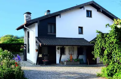 Das Gebäude in dem sich die Ferienwohnung befindet
