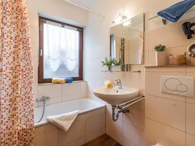 Ein Badezimmer in der Unterkunft Ferienwohnanlage Oberaudorf B 1 mit Hallenbad und Sauna