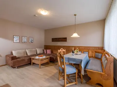 Ein Sitzbereich in der Unterkunft FerienwohnanlageOberaudorf B5 mit Hallenbad und Sauna