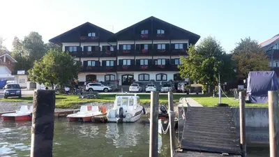 Blick auf einen Fluss in der Nähe der Pension