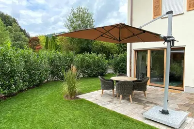 Ein Garten an der Unterkunft Ferienwohnung PARADIES am Tegernsee