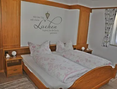 Ein Bett oder Betten in einem Zimmer der Unterkunft Gästehaus Bergkristall