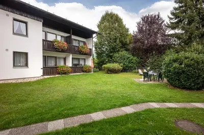 Ein Garten an der Unterkunft Ferienwohnanlage-Oberaudorf 1 Zimmer App E 8 mit Hallenbad und Sauna