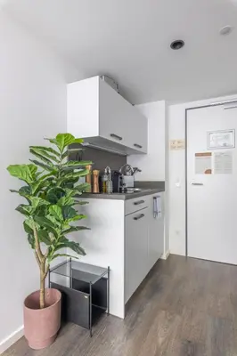 Küche/Küchenzeile in der Unterkunft Limehome München