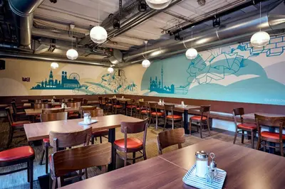 Ein Restaurant oder anderes Speiselokal in der Unterkunft THE 4YOU Hostel & Hotel Munich