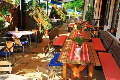 Ein Restaurant oder anderes Speiselokal in der Unterkunft Hotel Häußler