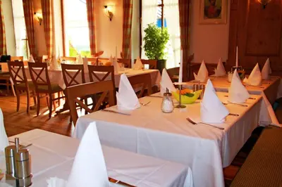 Ein Restaurant oder anderes Speiselokal in der Unterkunft Hotel Häußler