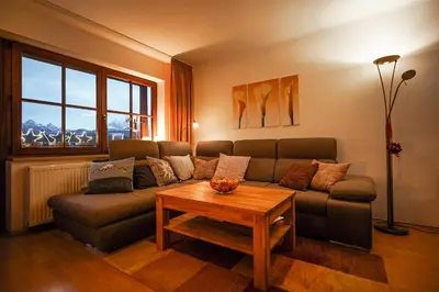 Ein Sitzbereich in der Unterkunft Haus Abendsonne Alpenglühn