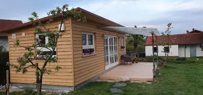 Ein Garten an der Unterkunft Haus mit stilvoller Ferienwohnung und Tiny House nahe Ammersee für 2-6 Personen
