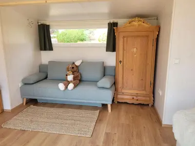 Ein Sitzbereich in der Unterkunft Haus mit stilvoller Ferienwohnung und Tiny House nahe Ammersee für 2-6 Personen