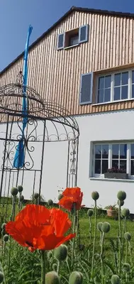 Ein Garten an der Unterkunft Haus mit stilvoller Ferienwohnung und Tiny House nahe Ammersee für 2-6 Personen