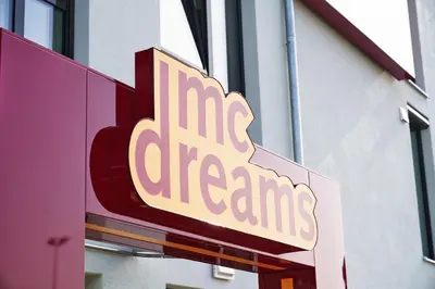 Ein Zertifikat, Auszeichnung, Logo oder anderes Dokument, das in der Unterkunft McDreams Hotel Ingolstadt ausgestellt ist