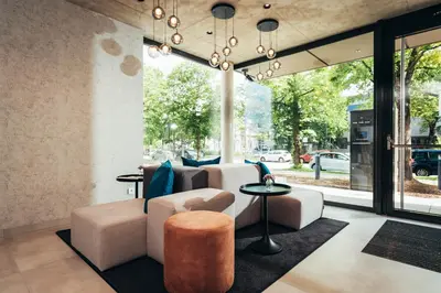 Ein Sitzbereich in der Unterkunft kalm stay - munich east