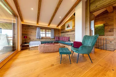 Ein Sitzbereich in der Unterkunft Alm-Chalets-Samerberg