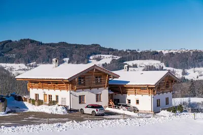 Alm-Chalets-Samerberg im Winter