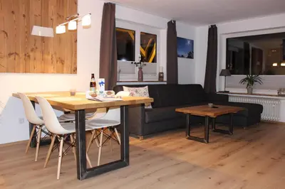 Ein Sitzbereich in der Unterkunft Isartaler Hoamat Haus