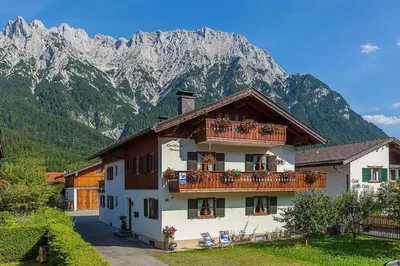 Ein allgemeiner Bergblick oder ein Berglick von der Ferienwohnung aus