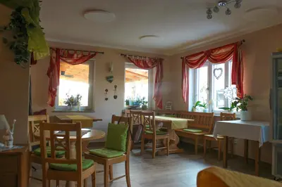 Ein Sitzbereich in der Unterkunft Wirtsberg Pension & Cafe