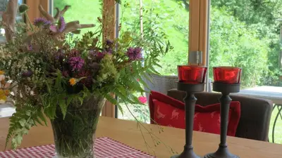 Ein Garten an der Unterkunft Ferienlandhaus Alpinum