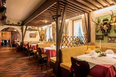 Ein Restaurant oder anderes Speiselokal in der Unterkunft Hotel am Schlosspark