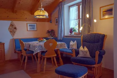 Ein Sitzbereich in der Unterkunft Ferienwohnung Alpenwelt